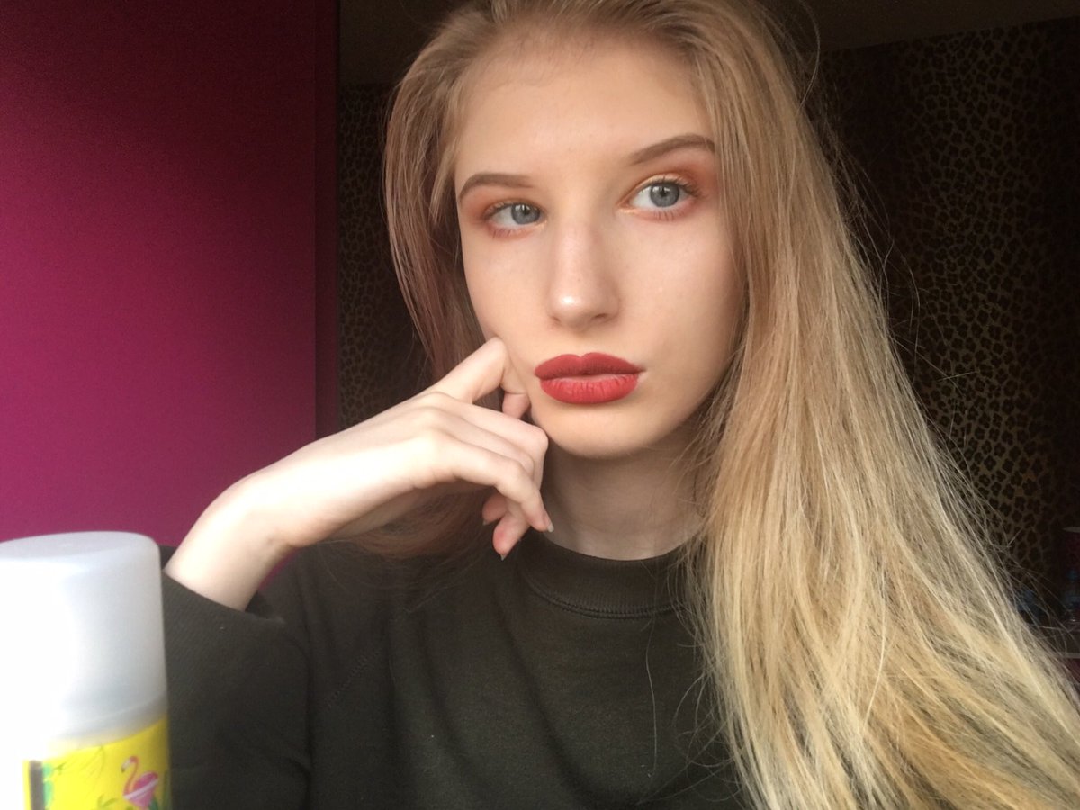 queenchachki's tweet photo. #fastforwardfiveyears well I learnt how to use makeup, lmao what a mess https://t.co/Xtmw54olSt