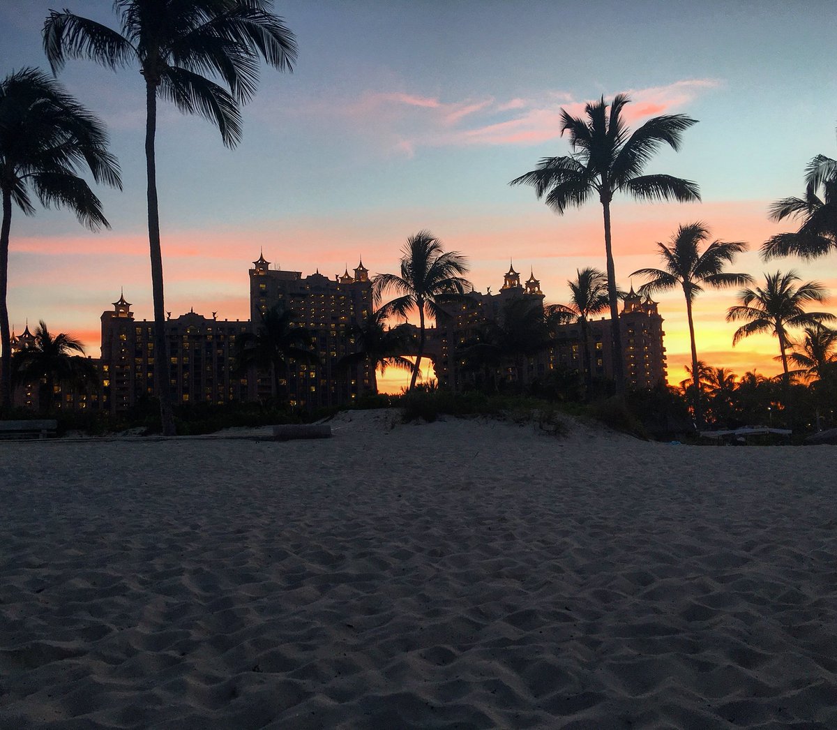 UAB_FB's tweet photo. .@atlantisbahamas 😍😍 https://t.co/GEu7KZGxgu