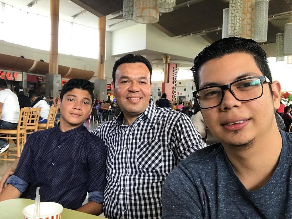 W_Velasquez10's tweet photo. 🍟🍔 https://t.co/gRYj23HISU https://t.co/D1k3exv98G