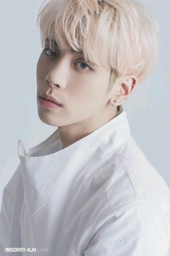 Rest in Peace Jonghyun. Buat keluarga,member SHINee sama Shawol semoga diberi ketabahan 🌷 #RosesForJonghyun