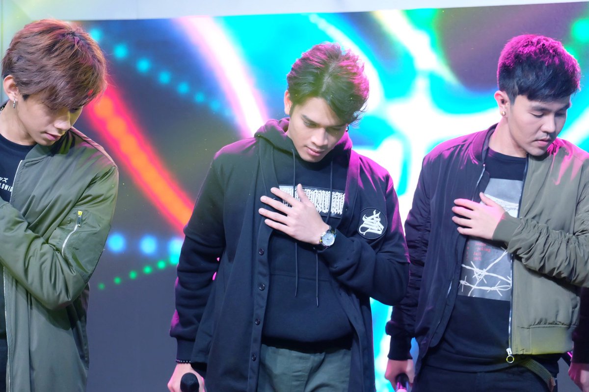 PhakinOfficial's tweet photo. มุมคลูๆ 
#ลัม
#ch8nce 
#LaBandaThailand 
#efmontv https://t.co/wzMvAE9kIU
