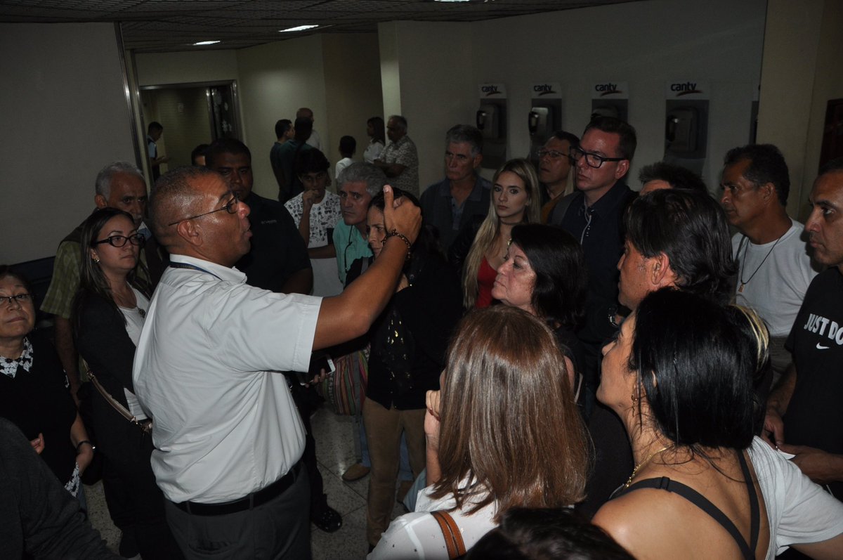 80 pasajeros varados con destino a  Panamá porque Estelar no tenía permiso de aeronavegabilidad, según el INAC."Nos sentimos estafados", relató uno de  los afectados.