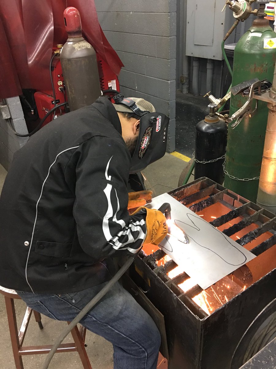 MeceolaTech's tweet photo. Plasma cutting @MeceolaTech! New skills, new opportunities! #meceolatech #moisd #learn new skills #SkilledTrade https://t.co/LYFDDkI3fn