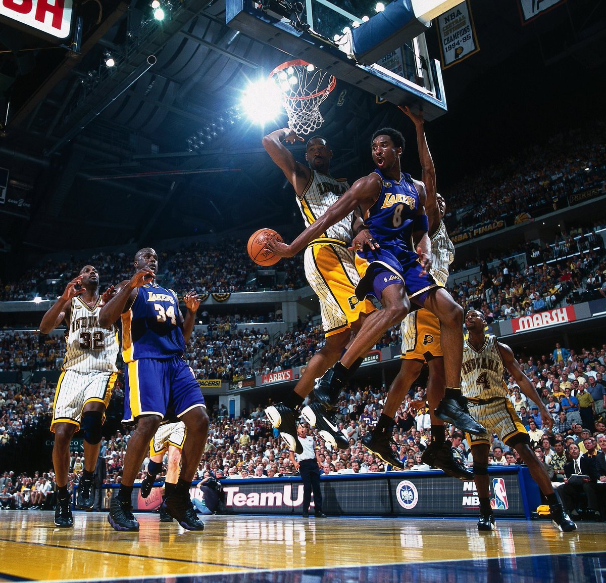 0721Yo6's tweet photo. 俺がNBAというかバスケここまで好きになれたのはこの選手のおかげ。競争心の塊で嫌いな人からも一定以上の尊敬は得てると思う。
コービーとシャックのデュオが俺は未だに世界最高やと思ってるしあわよくばリアルタイムで観たかった。おめでとう、コービー。

#Ko8e24 #LakeShow https://t.co/oM0Mxw1W8x