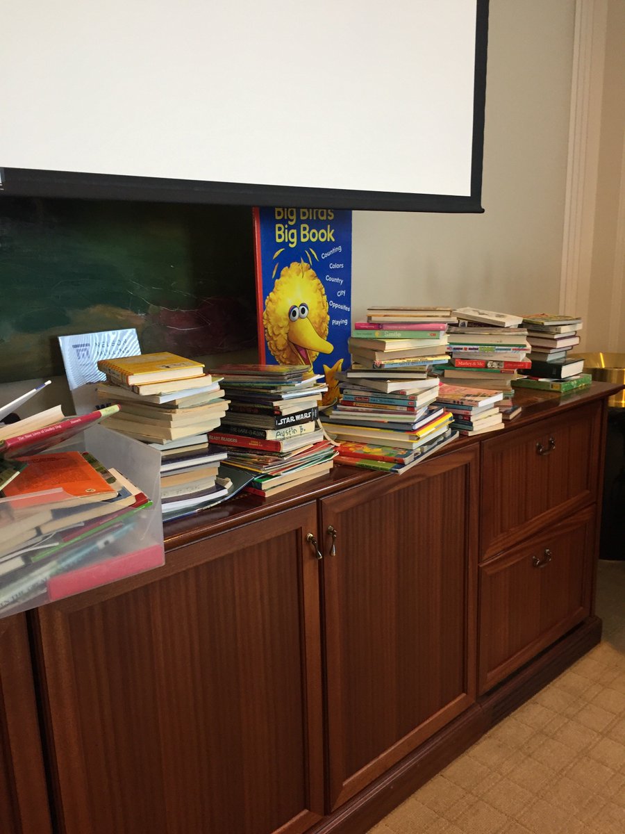 21CLyouth's tweet photo. Wow! Our Youth Ambassadors and Youth Leadership Council collected over 240 children’s books to donate to @EverybodyWinsGA and the “Give a Child a Smile” holiday party at the Butler Street YMCA. Way to go! #MotivationMonday https://t.co/07v8bNPuLx