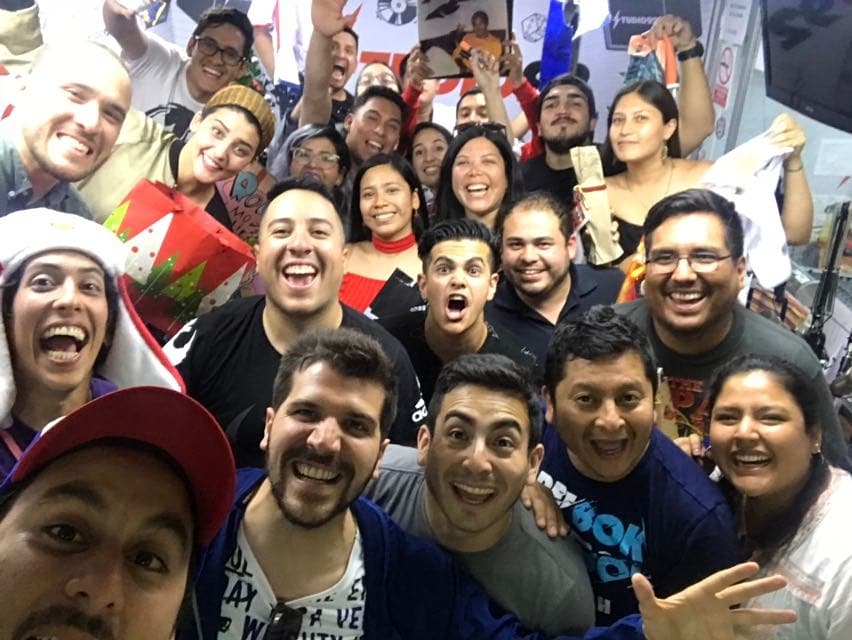 Studio92's tweet photo. Todos juntitos en el intercambio de regalos por el #amigosecreto #TeamStudio92 ⚡😁 https://t.co/YdWzE9FlPe