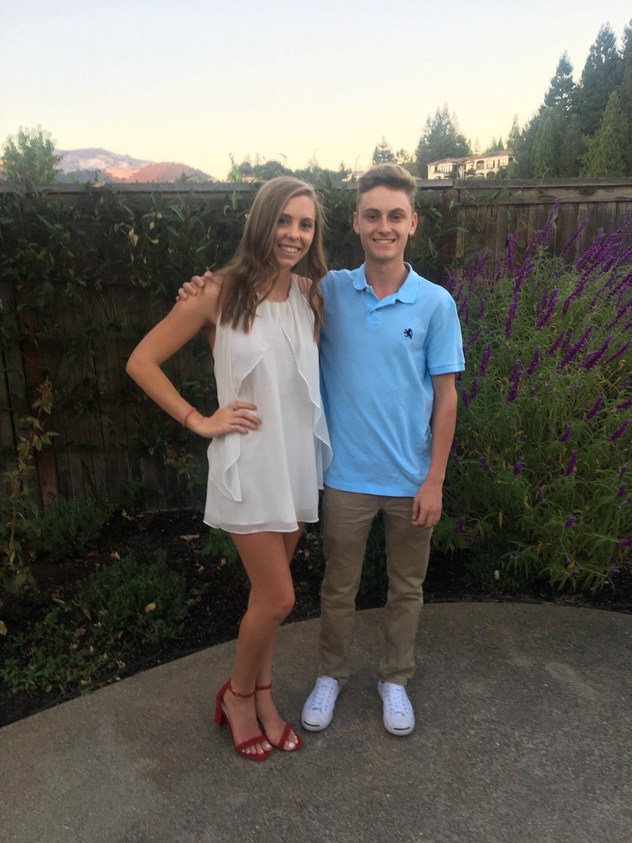 clara_malin's tweet photo. Happy birthday Mikey!!! Ily even though you hate my yellow nail polish💛💛 can’t wait till we are 20 and married :) https://t.co/zS4QAbdim8