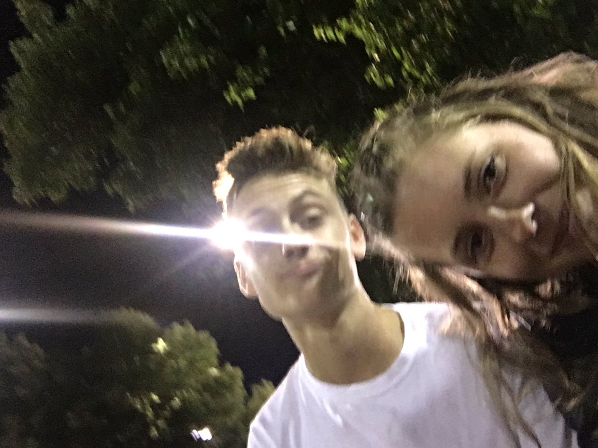 clara_malin's tweet photo. Happy birthday Mikey!!! Ily even though you hate my yellow nail polish💛💛 can’t wait till we are 20 and married :) https://t.co/zS4QAbdim8