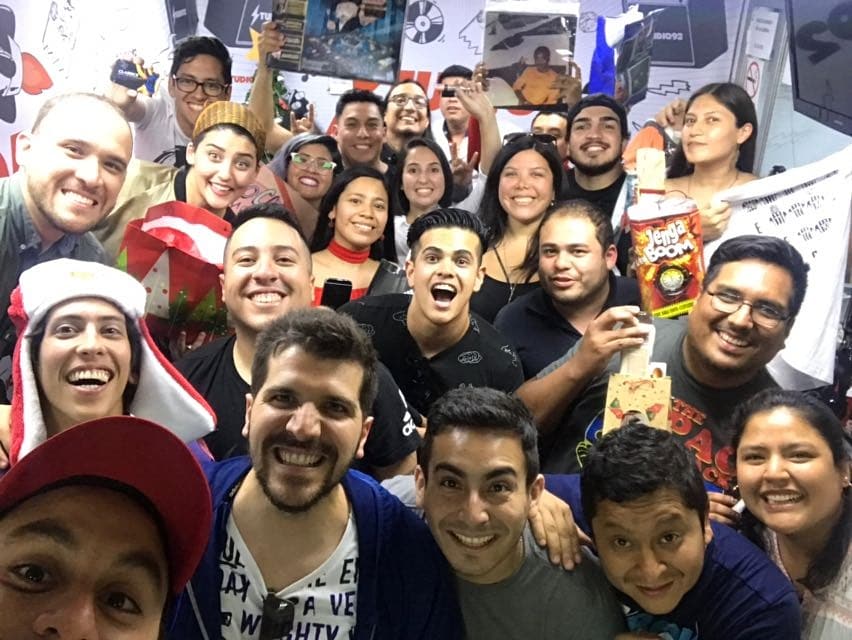Studio92's tweet photo. Todos juntitos en el intercambio de regalos por el #amigosecreto #TeamStudio92 ⚡😁 https://t.co/YdWzE9FlPe