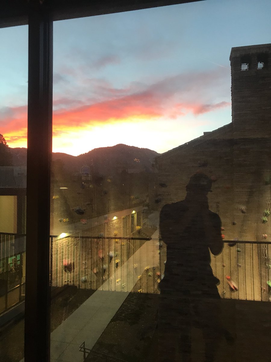 PalsyWalsyD's tweet photo. Thanks for all the support during the weird scare everyone! Canβt believe itβs been over a week since I was immobile and my body has healed to the point that Iβm back... in the gym that is ππ not a bad view #movingMyBody #thankful https://t.co/22i2snNDkw
