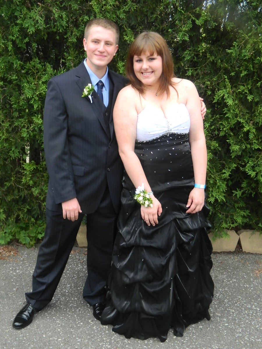 UkesOnFire's tweet photo. #fastforwardfiveyears
prom --> freshman year --> buffalo --> syracuse
s/o to healthier hair, liquid eyeliner, and better f'kin angles https://t.co/IJ0AiCeLcK