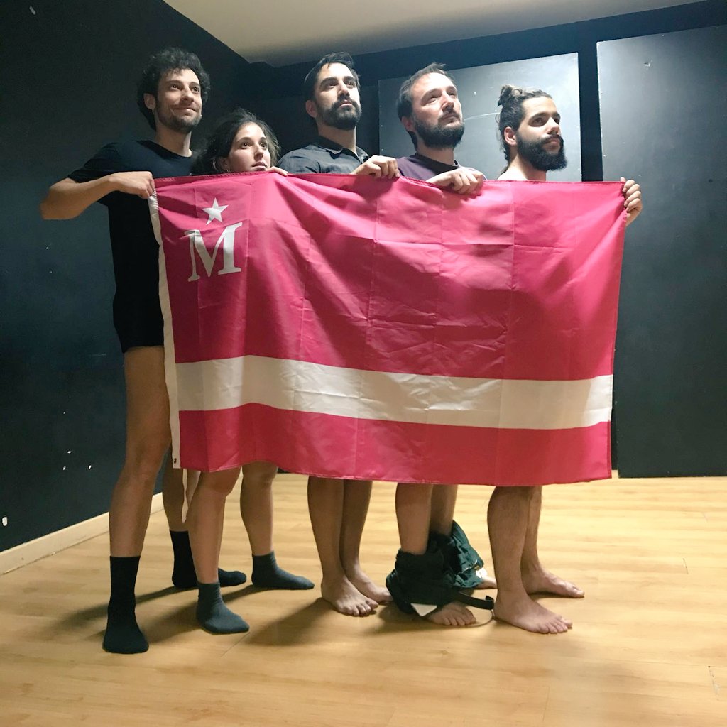 Agu_Mateo's tweet photo. Somos algunos de los integrantes de la compañía de teatro "Perros en danza" y queremos postular para ser la compañía nacional de Moderdonia. Tenemos títeres y ganas de probar cárcel. @VidaModernaOML @IgnatiusFarray @davidbroncano @_Queque_ https://t.co/8lkydauQwi