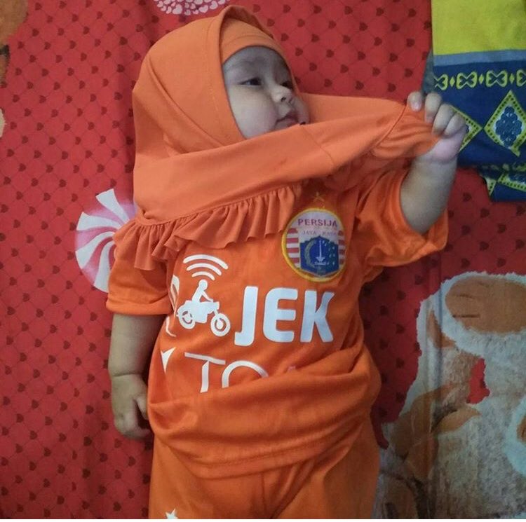 MafiaWasit's tweet photo. The Jak pa(n)tas jadi SUporter terbaik. Terbaik itu adalah yg selalu ada dan selalu menjaga lu.

Satu-satunya SUporter yg harus mendukung klubnya diluar provinsi.

Beli buah di pasar Batang, sewa tikar di Tawangmangu.
Met ultah ya sobat, tetap loyal dan kritis selalu. https://t.co/tIrtVwYX2S