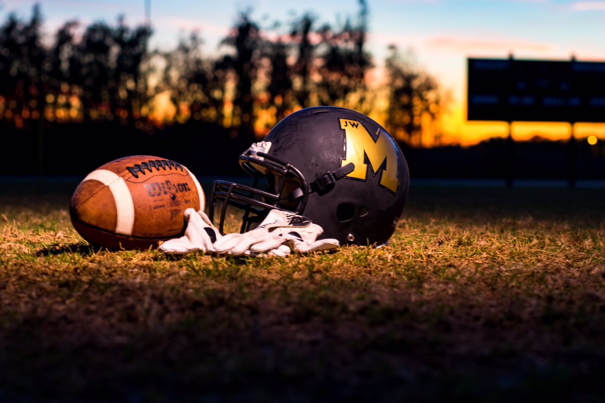 Bayhooker's tweet photo. 1st set of shots from @AdamOwenRogers senior photos. Thanks Foggy Moon Photography for preserving these memories. #CapturingGreatness DM me if you need Foggy Moon contact. https://t.co/dBFaBfuZtN