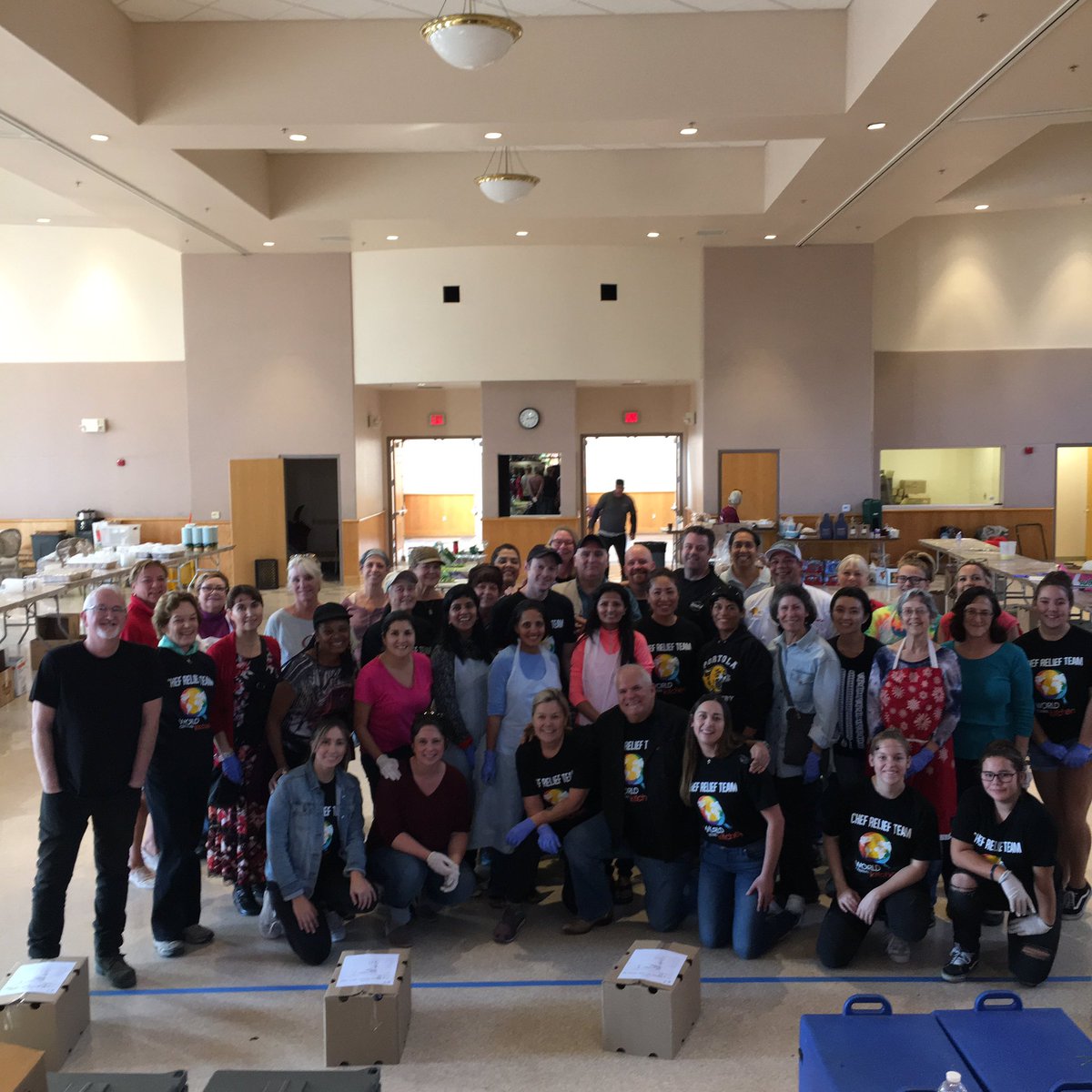 805foodie's tweet photo. Today in Ventura: @chefjoseandres visits with @cheftkilcoyne , @chefjasoncollis and @WCKitchen volunteers working to feed #ThomasFire evacuees and 1st responders in Ventura and Santa Barbara Counties. 💪🏼🔪#venturastrong #805strong https://t.co/EujcfA4M8j