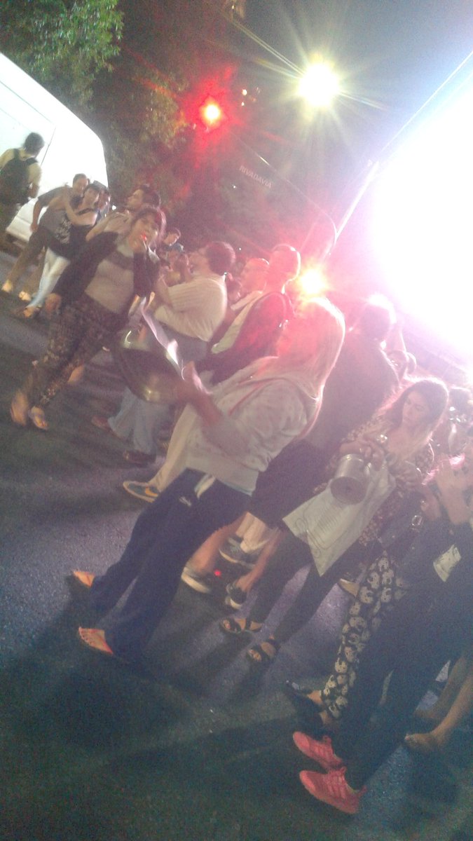 Ahora cacerolazos  en CABA.  Acuña de Figueroa y rivadavia