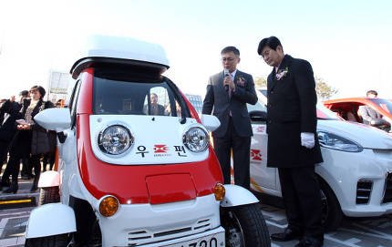 우정사업본부 최고다!

내년부터 집배원 오토바이가 사라진다.  1인용 전기자동차로 모두 대체된다. 냉난방이 되는 차로 근무할 수 있다니 꿈만 같다.1회적재량도 오토바이는 35kg인데 전기차는 200kg이어서 한번 싣고 여유있게 다닐 수 있다.집배원들의 큰  걱정이었던 사고도 미세먼지도 줄어든다