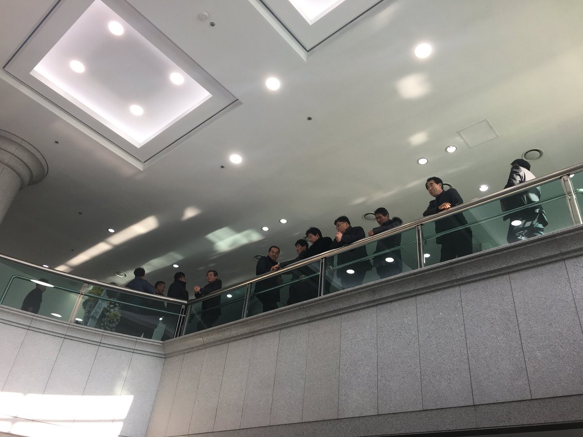 u_vS2_'s tweet photo. 아산병원에 종현 조문왔는데 팬들 줄 서있는거 내려다보면서 손가락질하고 사진찍고 자기들끼 깔깔거리는 개저씨들 정말 극혐이다 드문드문 들리는 미래 어쩌고 오빠 어쩌고 정말 지랄이다 여기 있는 팬들이 단지 팬이란 이유로 왜 그런말을 들어야하나 https://t.co/0D66UqABOR