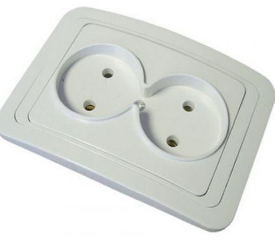 Бел. Розетка макел двойная с заземлением. Элек розетка. Переменный ток в розетке. Sche blnsr003231.