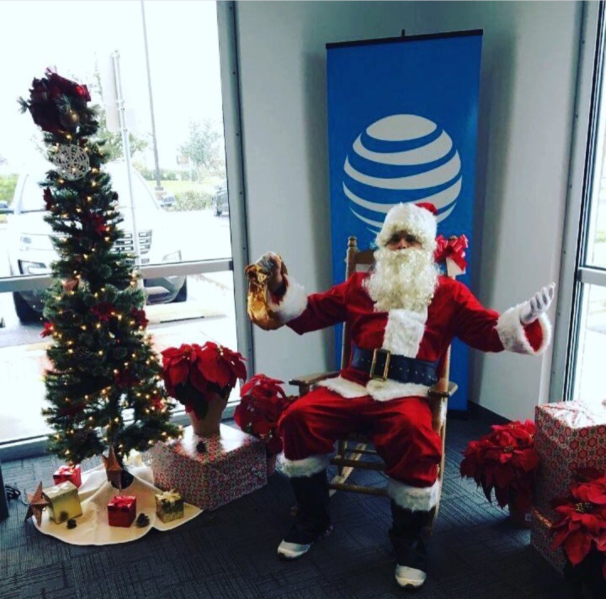 WarriorsRgv's tweet photo. Santa Claus came to town and left some SWEET DEALS behind come by your Harlingen AT&T Store location and be part of all the excitement!! #stxspeaks #egholidaymatchup #lifeatatt #santasetup #santaclaus #holidayseason https://t.co/7OcApzgqOd