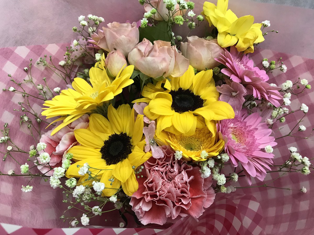 ﾌﾗﾜｰｶﾞｰﾃﾞﾝ花工房 Pa Twitter 本日の幸せ配達 今日のお花は11歳の女の子のダンス発表会のお祝い花束 ピンク好きの女の子用にピンクと黄色のお花で製作しました 一年間頑張って来た発表会 素敵な思い出になります様に H29 12 19 ガーベラ ひまわり スプレー