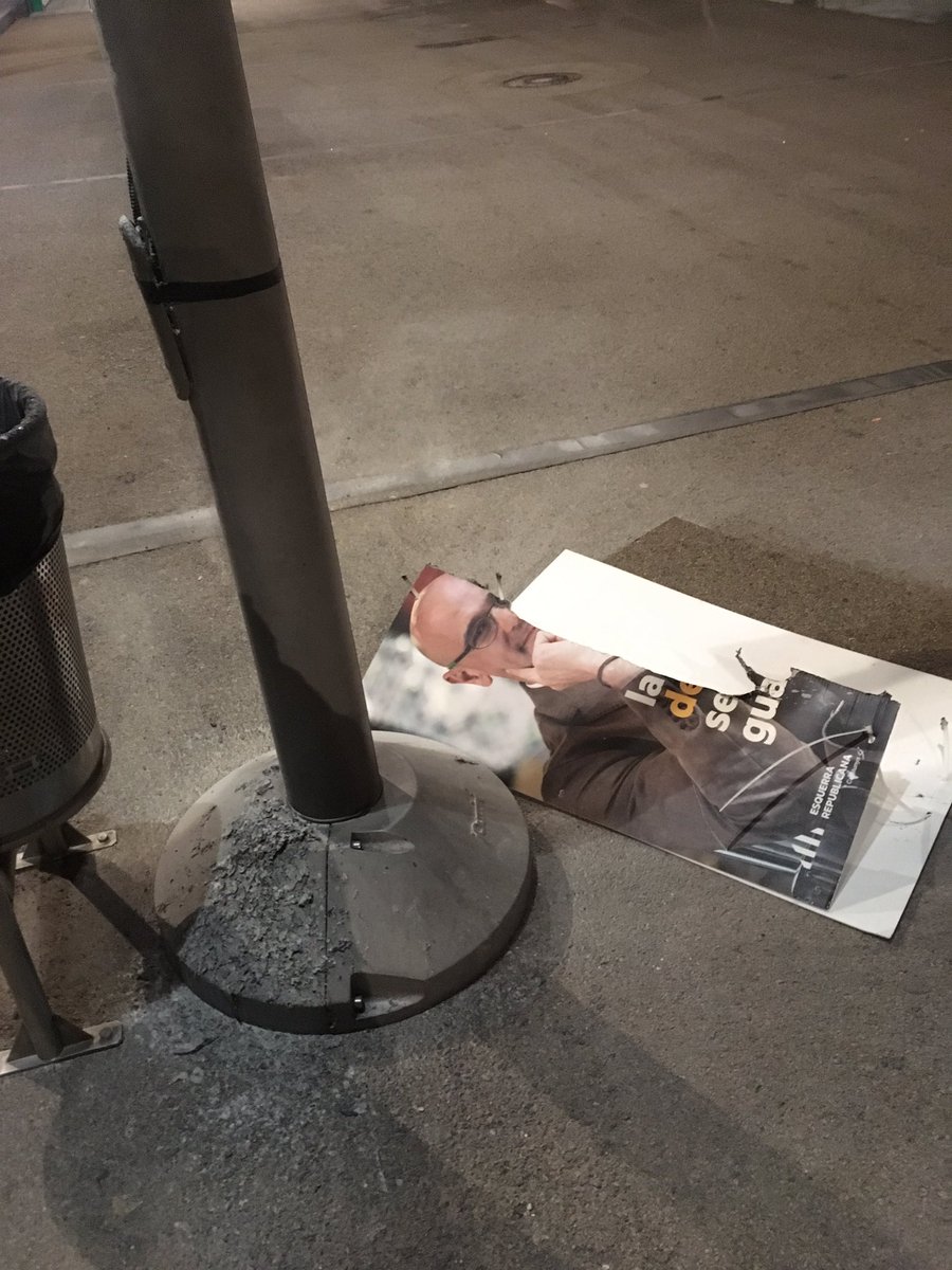 fabiadiazcortes's tweet image. Atacats amb foc cartells d'@esquerra_bdv no fa ni mitjora. no són els únics atacs avui a material d campanya d CUP, ERC i Junts per Catalunya a #BarberàDelVallès. Fartes d la violència i impunitat dels del #155. No passaran!!