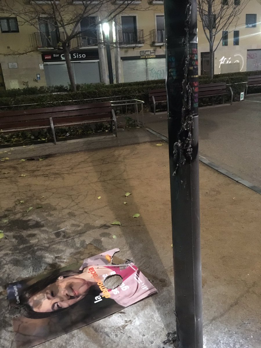 fabiadiazcortes's tweet image. Atacats amb foc cartells d'@esquerra_bdv no fa ni mitjora. no són els únics atacs avui a material d campanya d CUP, ERC i Junts per Catalunya a #BarberàDelVallès. Fartes d la violència i impunitat dels del #155. No passaran!!