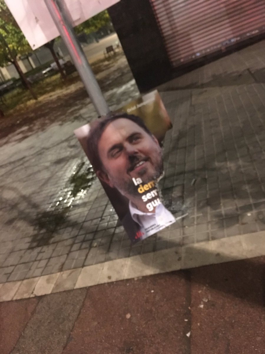 fabiadiazcortes's tweet image. Atacats amb foc cartells d'@esquerra_bdv no fa ni mitjora. no són els únics atacs avui a material d campanya d CUP, ERC i Junts per Catalunya a #BarberàDelVallès. Fartes d la violència i impunitat dels del #155. No passaran!!