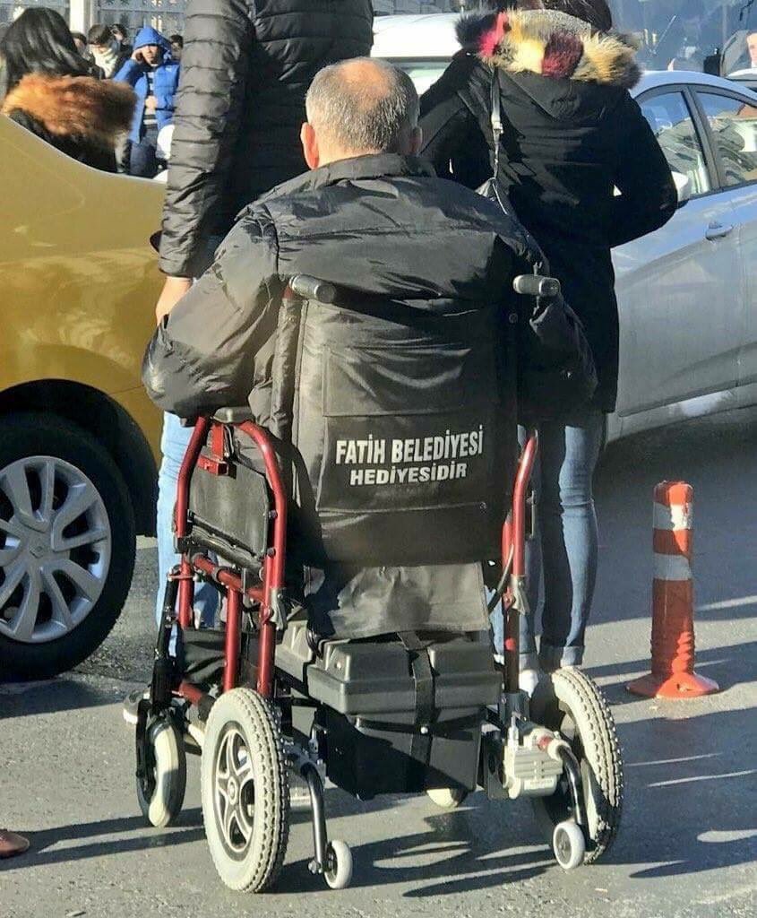 hagodmrc's tweet photo. @FatihBelediye @mustafademir bu fotoğraf çok incitici 😔 Bir hata olduğunu ümit ediyor, bu tür sosyal yardımların reklam malzemesi olarak kullanılmasını kınıyorum. Gereğinin yapılacağına inancım tam. Görevlerinizde başarılar dilerim!. https://t.co/LxIaG58PVd