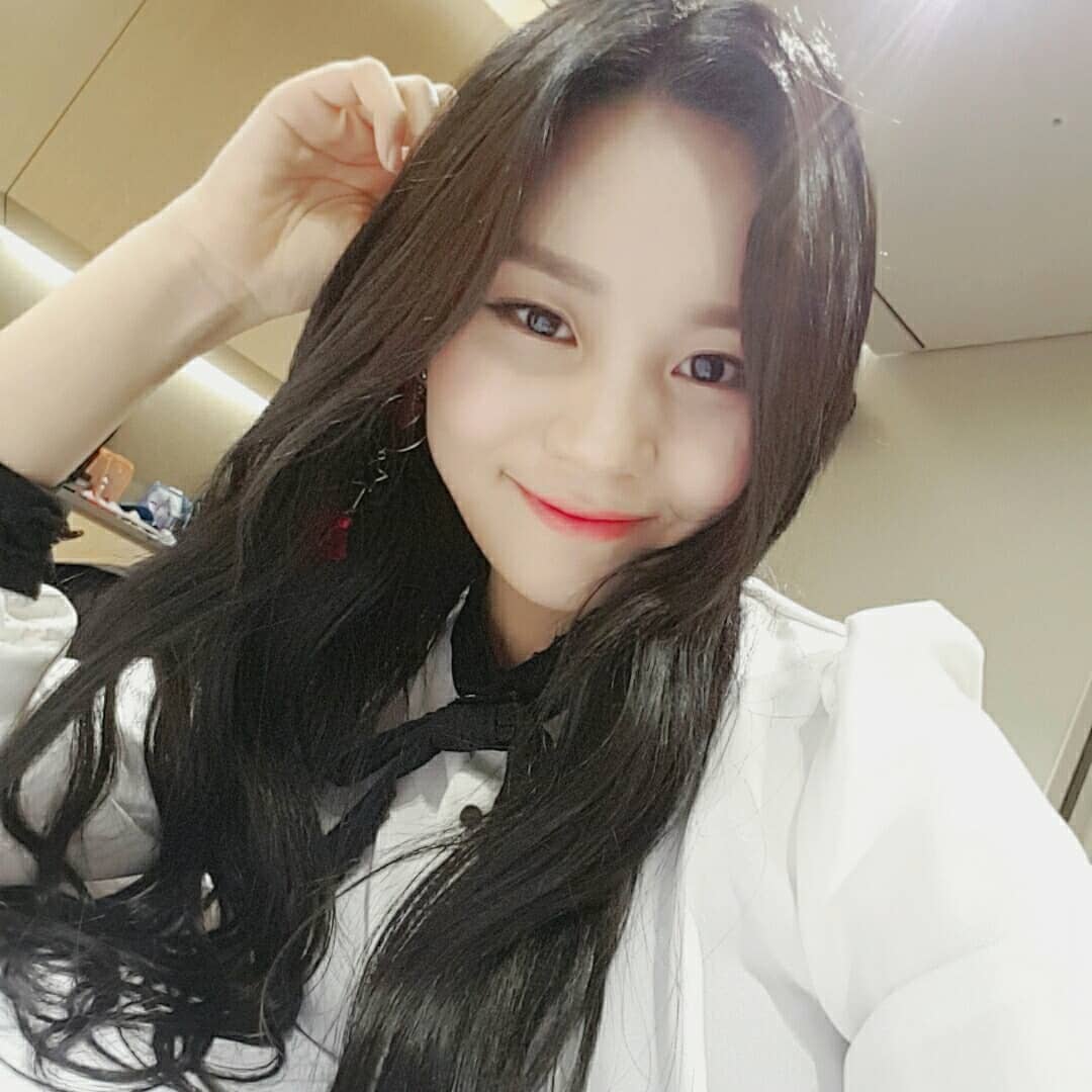 GFRIENDLovers's tweet photo. ''Hi BuddyㅋㅋㅋㅋㅋThis is Selfi!!! that I promised
yesterday!!_
1- Yuju Unnie,SinB_
2,3- SinB_
4,5- Yuju Unnie_
6,7- Umji_
Picked by above..! Arrg why are there so many....#Just
#Wanted #To #PleaseEveryone #ㅎ # #ShowOffEaring
_
_
Which one is Buddy's Fav..?😶'' https://t.co/mYKAZVkqWZ