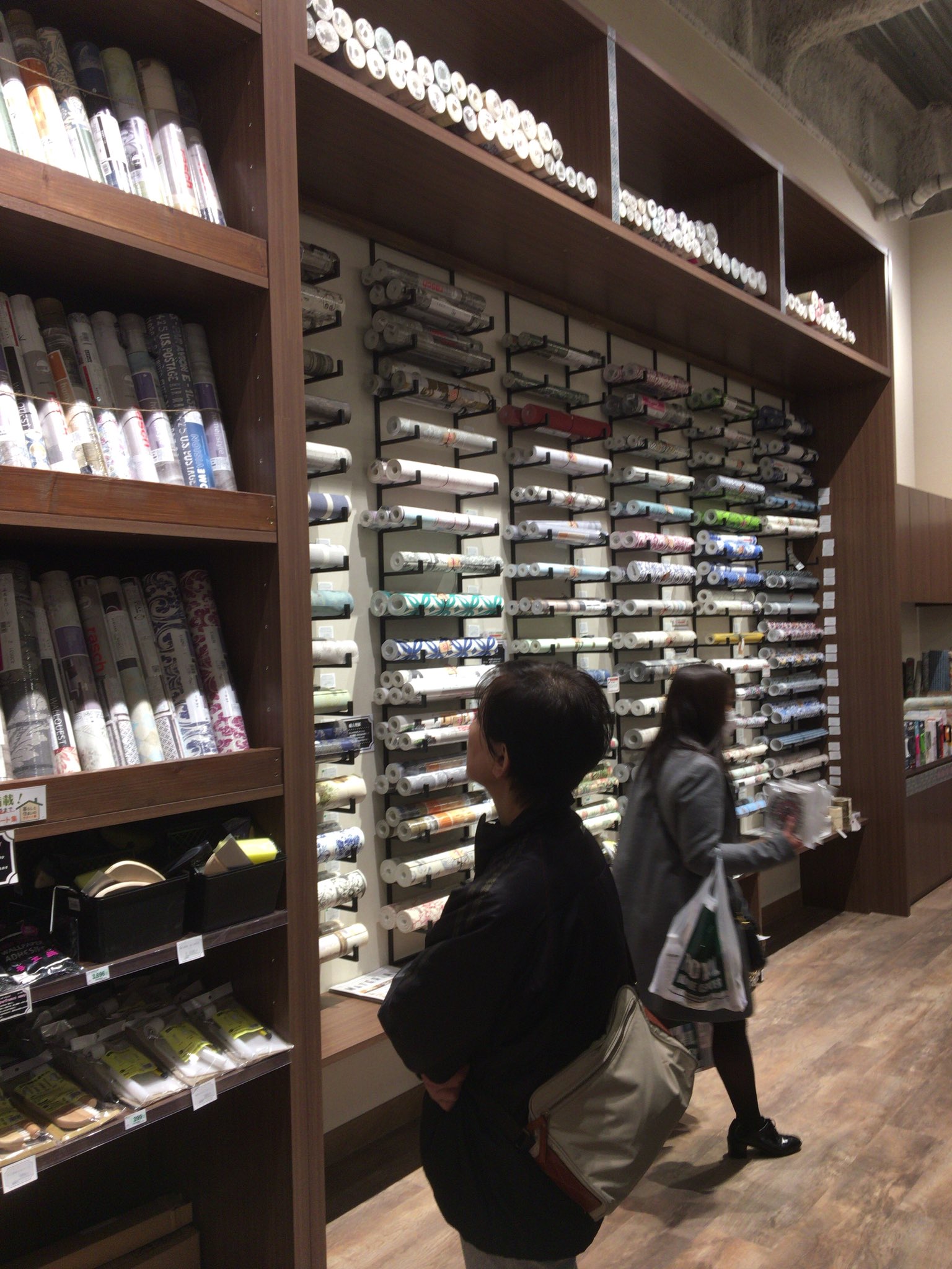 まさと マート Al Twitter 新しい壁紙の売り場 これからは壁紙も主張する そんな部屋が増えるのかなぁ ロイヤルホームセンター西宮中央店 ホームセンター ホムセン 壁紙 デザイン壁紙 T Co Nsoxer0pfn Twitter