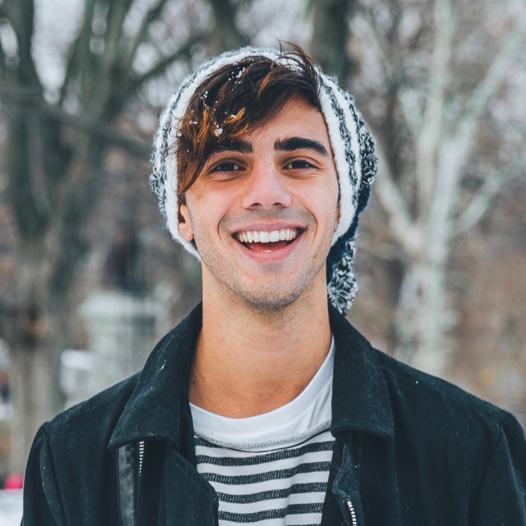 fedevigevani's tweet photo. HOLA, LES PRESENTO MI NUEVA FOTO DE ICON #NuevaFotoDePerfil https://t.co/ibUnjqHh8S
