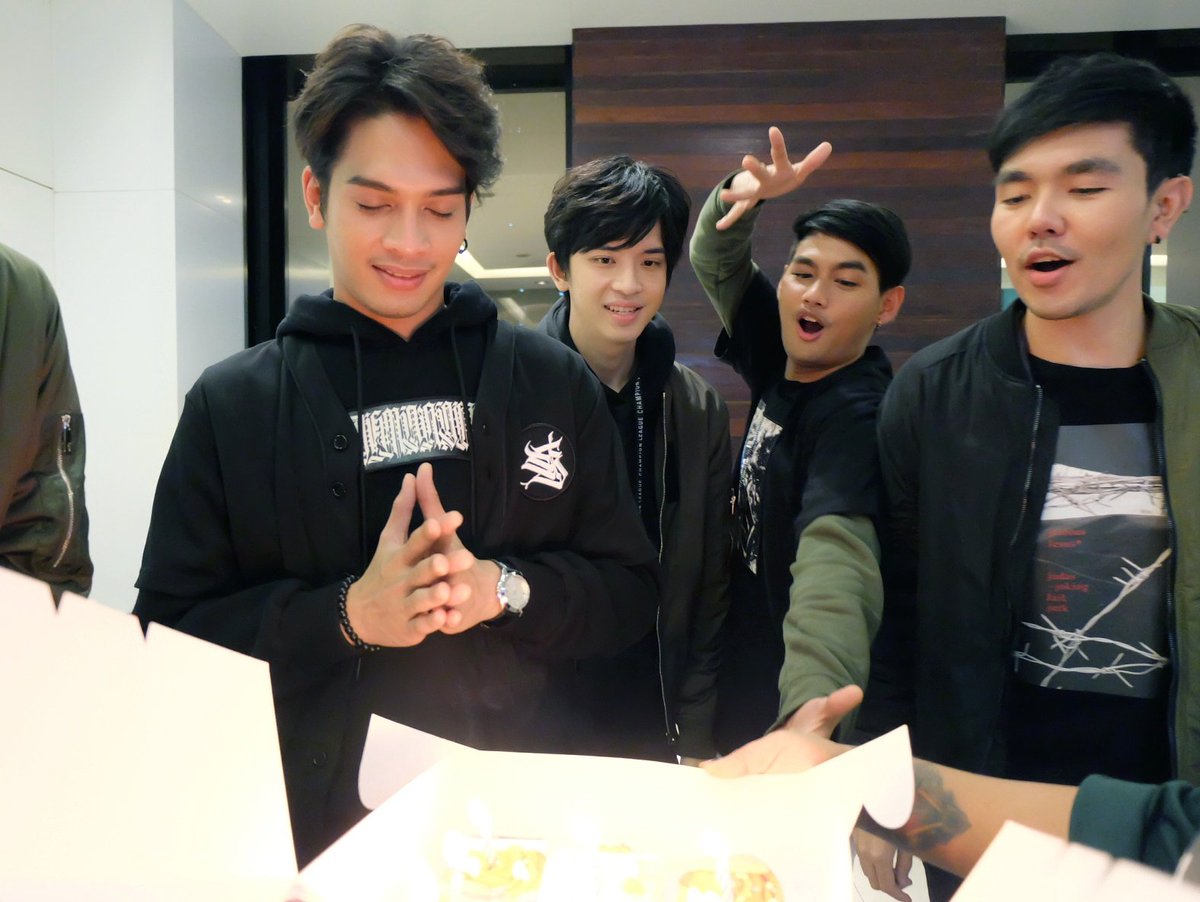 PhakinOfficial's tweet photo. ภาพบรรยากาศ HBD... ลัม-ภาคิน ล่วงหน้าเมื่อวานนี้ ชื่นมื่นกันไหมล่ะ 🍰🎉🎁

#ลัม
#ch8nce 
#LaBandaThailand https://t.co/YkNHxNuHb9