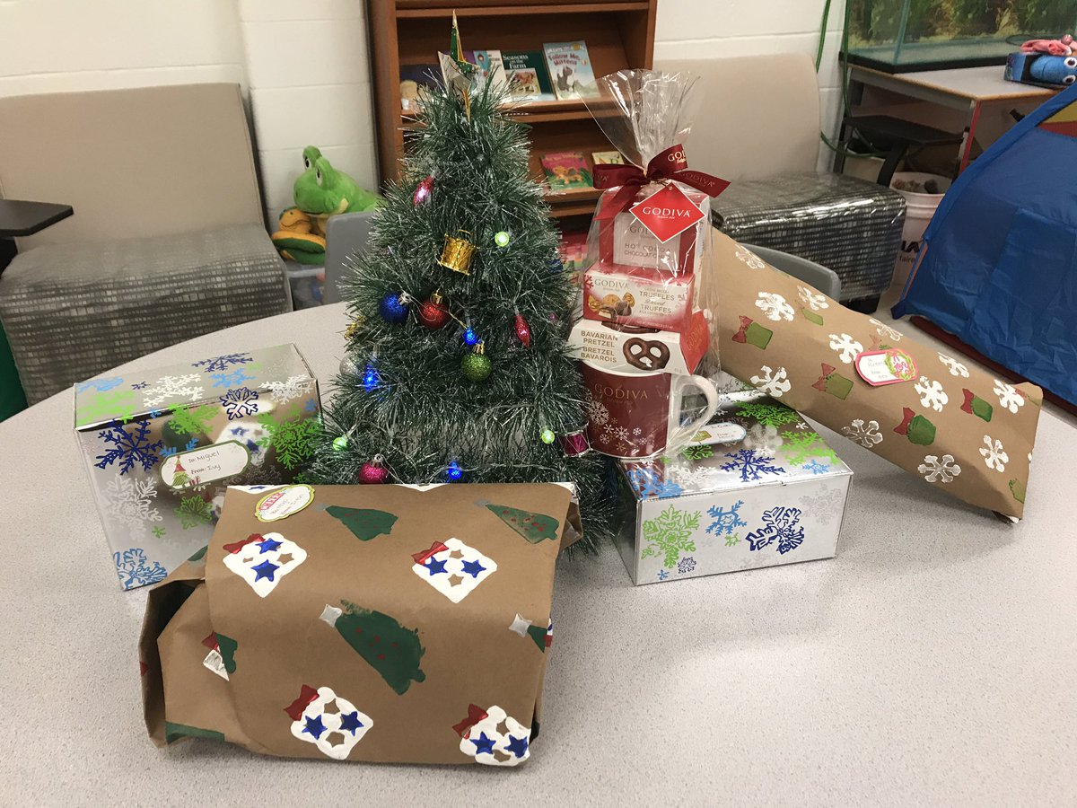 msbeeTLK's tweet photo. #ready for our #secretsanta @TLKDistProgram π
π»βοΈπ #whogotyou? #tlkdp #handmadewrappingpaper inspired by the artistic mind of @CabralTLK and his #studentvisionaries πβοΈ https://t.co/AC90ucRd9S