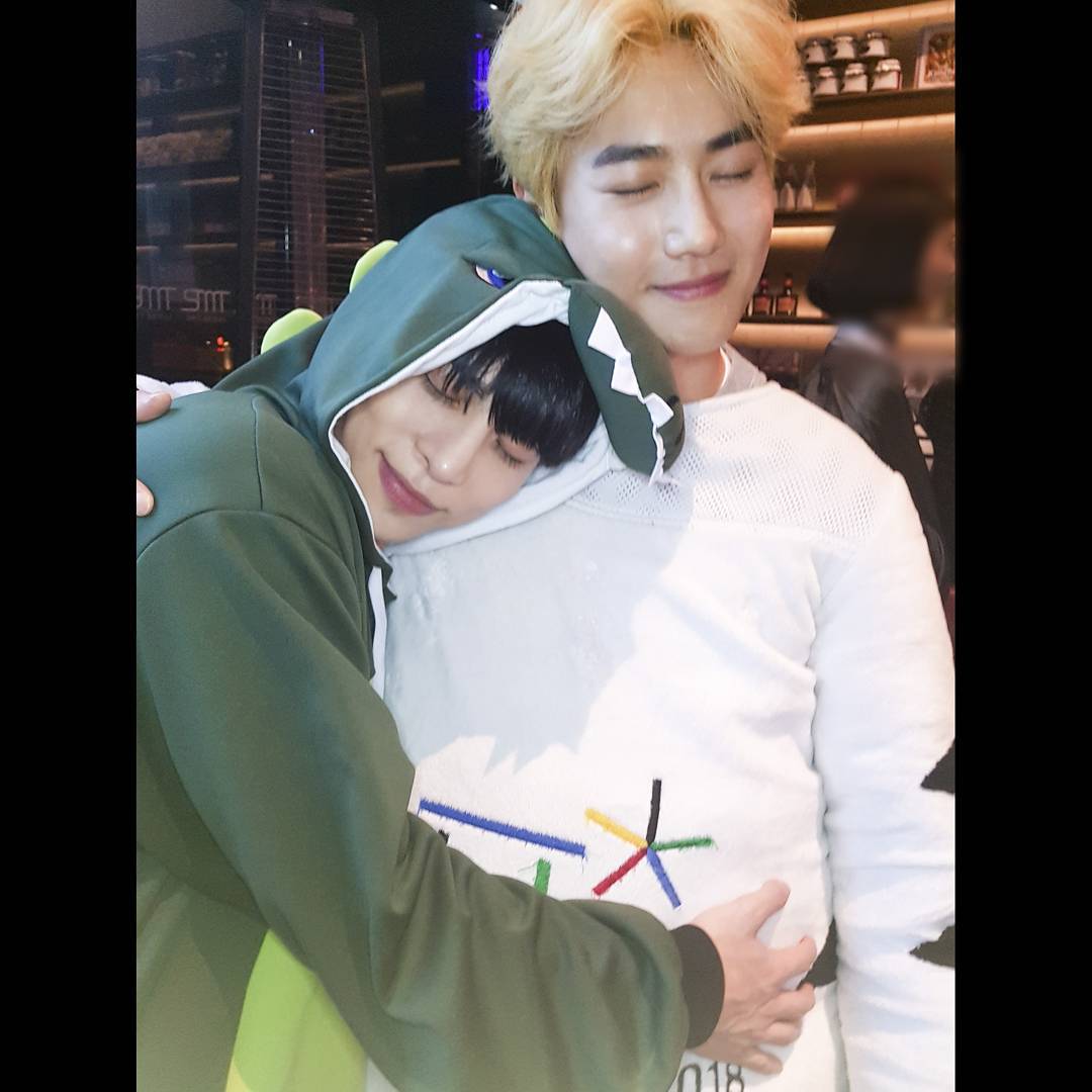 SUH0BOY's tweet photo. เป็นเพื่อนกันมาเกือบครึ่งชีวิต ได้ใช้เวลาเป็นเด็กฝึกร่วมกัน ได้เห็นความสำเร็จของกันและกัน ไม่แปลกใจเลยทำไมพี่จุนถึงคอยพูดถึงพี่จงด้วยความภาคภูมิใจในตัวเพื่อนคนนี้เสมอ ขอบคุณพี่จงที่ดูแลเพื่อนคนนี้ดีเสมอมาเลยนะ ไม่ว่าอยู่ที่ไหนก็จะเป็นจงฮยอนชายนี่ที่ส่องแสงเสมอเลย #RIPKimJongHyun https://t.co/bxOGvm4DQ8