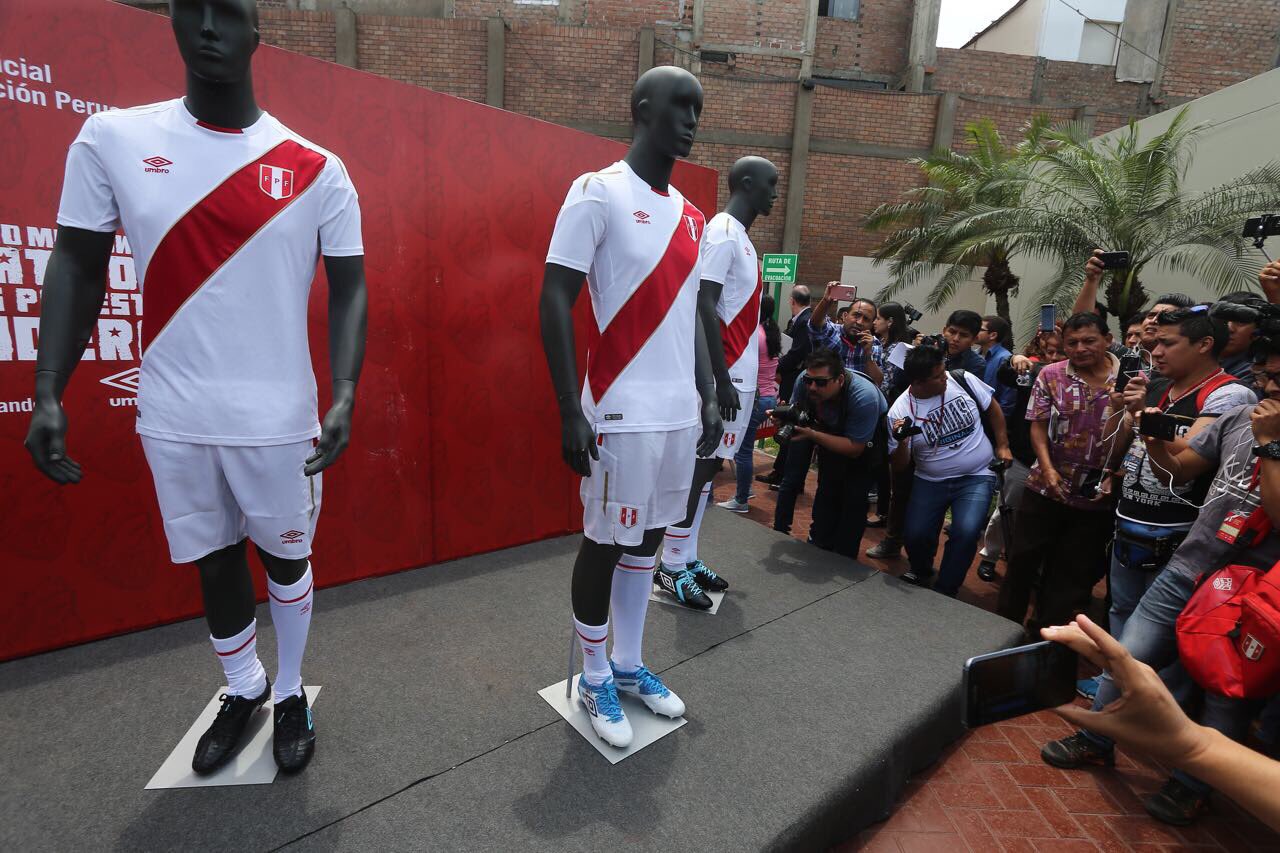 Sillón guitarra Descarte WBEIMAR LO DICE on Twitter: "Perú presentó el uniforme que utilizará en el Mundial de Rusia 2018 https://t.co/CPyLEwNLT2" / Twitter Sillón guitarra Descarte WBEIMAR LO DICE on Twitter: "Perú presentó el uniforme que utilizará en el Mundial de Rusia 2018 https://t.co/CPyLEwNLT2" / Twitter