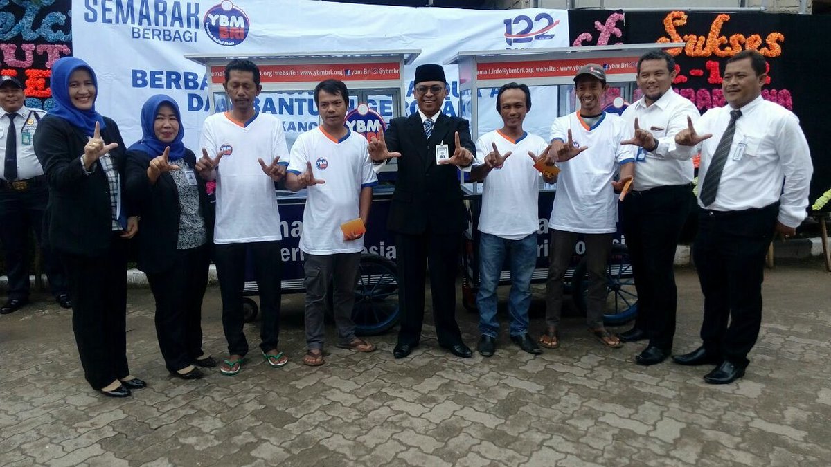 Lampung Tengah, 16 Desember 2017 
YBM Kanca BRI Bandar Jaya  berbagi Gerobak dan berbagi kacamata untuk masyarakat di wilayah Lampung Tengah.