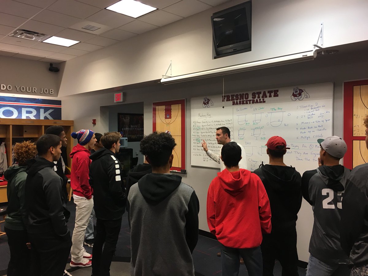 coach_mike23's tweet photo. Great day for Hoover basketball.. got a chance to have a pep-talk with @FresnoStateMBB .. thank you @RodneyTerry and @nick_matsonnb for having us https://t.co/iPVzhtij26