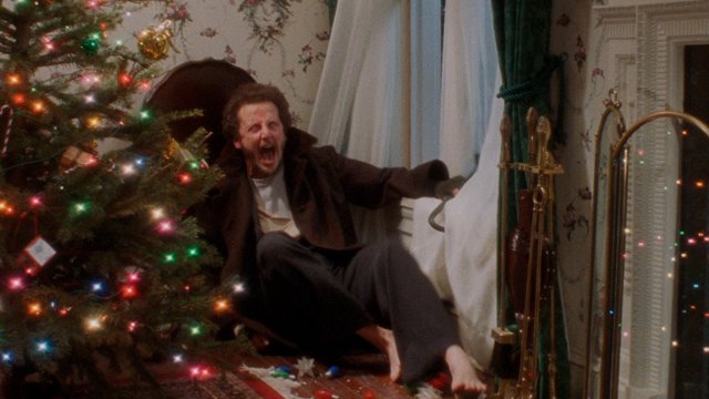 Madison98Nicole's tweet photo. To all those that think you're having a rough holiday season, be glad you aren't Marv from Home Alone..he's survived 4 bricks to the head, a swarm of pigeons, broken ornaments, and electrocution. Be thankful this holiday season you ungrateful hooligans🎄 https://t.co/QJRUCLQVhw