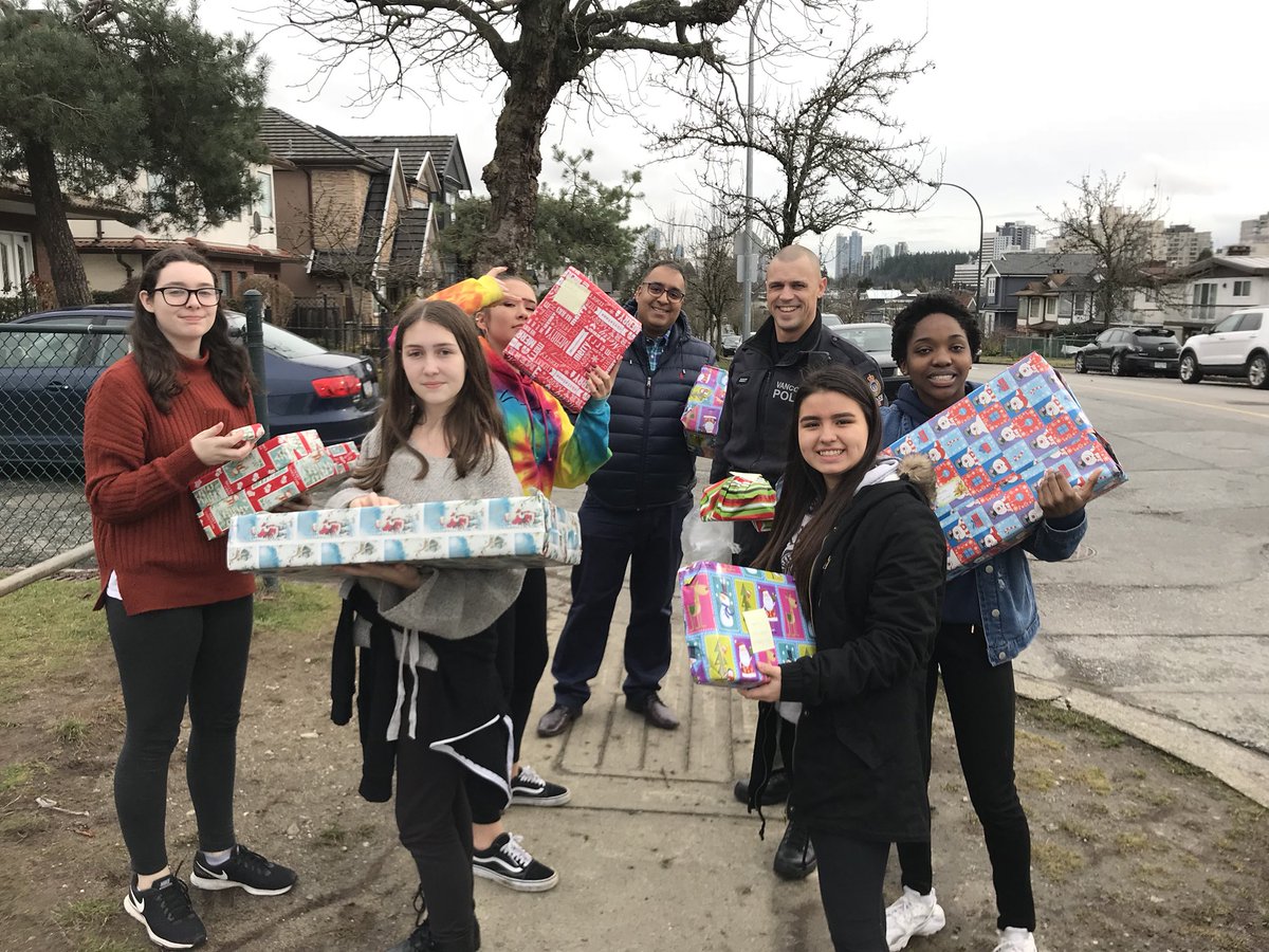 CstZhalovaga's tweet photo. Christmas feeling was in air today as we delivered the presents to local Elementary Schools with the Girls Group and @VPDTrafficUnit members! Seeing the smiles on kids faces was magical! Thanks to the VPD Motorcycle Drill Team and all the sponsors for making this possible! ๐#VPD https://t.co/c5knOWPedc