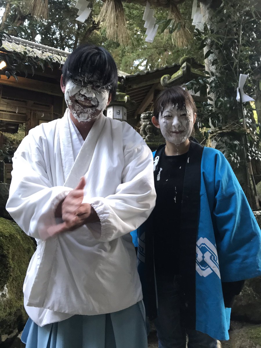 sayoko_shokoku's tweet photo. 福岡県朝倉市の大山祇神社「おしろい祭り」地元の皆さんの温かい思いが詰まった笑い溢れる奇祭でした。地元の方以外もおしろいを塗ってもらえます。ただ、ここで注意点！「おしろいをつけたまま、家に帰らなければなりません！」ですので、私のように大阪からの参戦はあまりオススメしません。笑 https://t.co/Nje21C7vP8