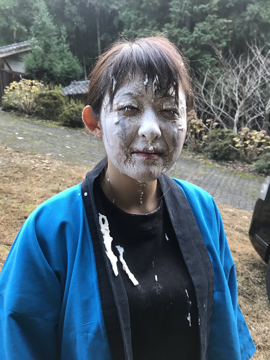 sayoko_shokoku's tweet photo. 福岡県朝倉市の大山祇神社「おしろい祭り」地元の皆さんの温かい思いが詰まった笑い溢れる奇祭でした。地元の方以外もおしろいを塗ってもらえます。ただ、ここで注意点！「おしろいをつけたまま、家に帰らなければなりません！」ですので、私のように大阪からの参戦はあまりオススメしません。笑 https://t.co/Nje21C7vP8