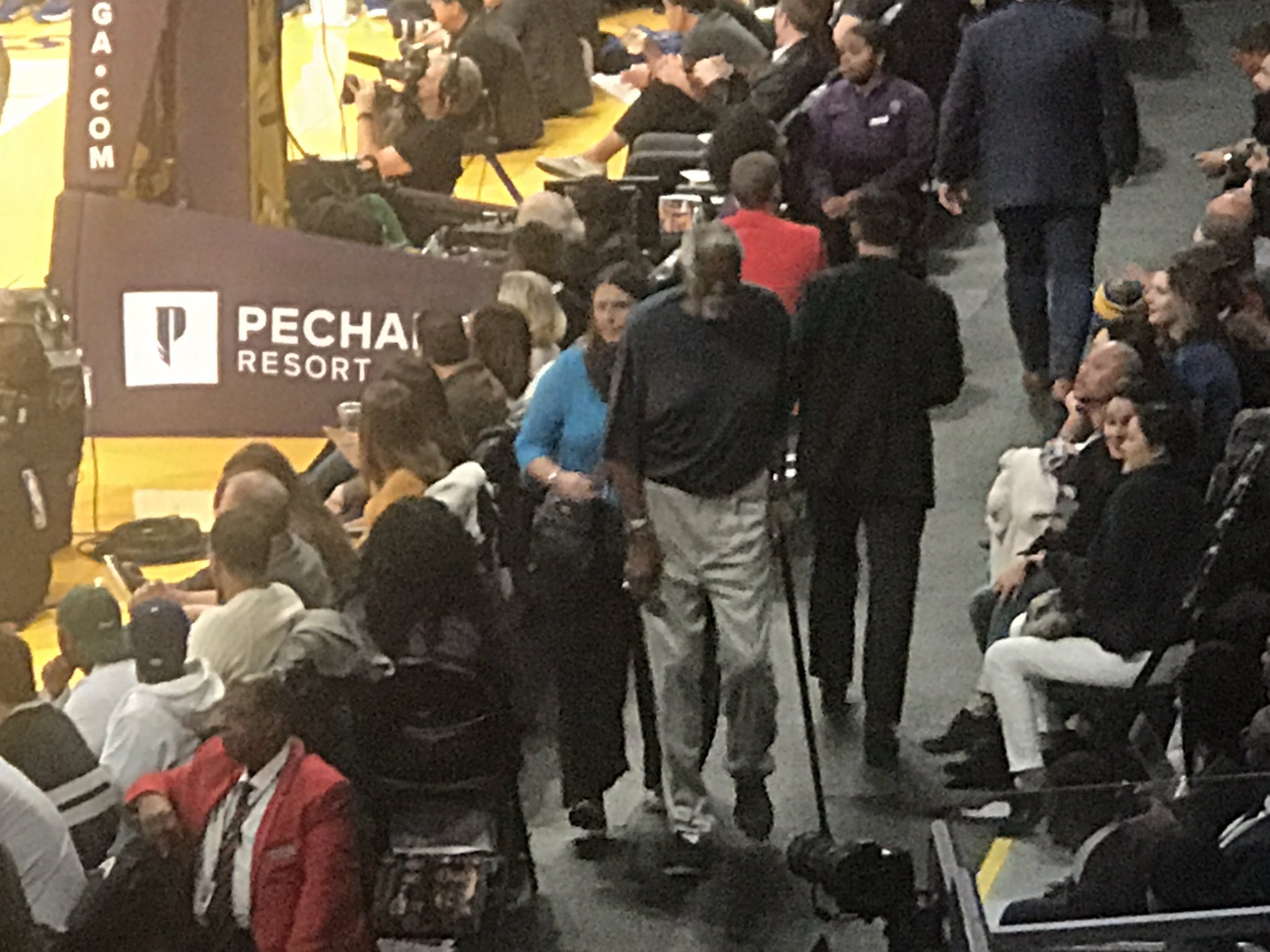 眾星雲集!83歲的指環王Bill Russell來到斯台普斯,見證老大球衣退役!-黑特籃球-NBA新聞影音圖片分享社區