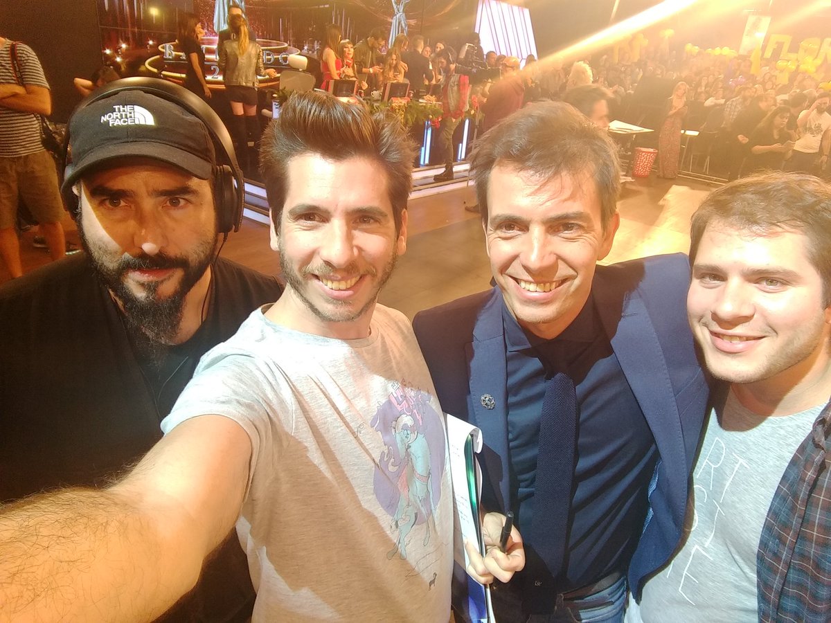 AriRosenfeld84's tweet photo. Otro año del #BackShowMatch para @esteeselshowok. Un lujo laburar con ellos @luispineyro @pablorabot @Danisteady https://t.co/O71EMkvOEX