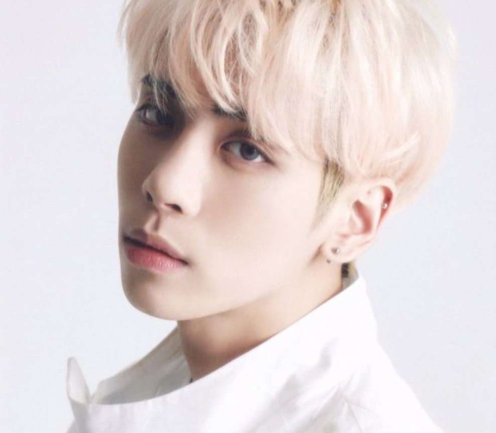 soompi's tweet image. #Jonghyun’s Dear Friend Nine9 Reveals His Final Letter
soompi.com/2017/12/18/jon…