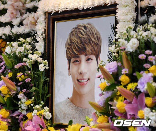 SPnewHT's tweet photo. ตลอด 9 ปีกว่าที่ผ่านมา คือทุกครั้งที่เห็นจงฮยอนยิ้ม เราจะเผลอยิ้มตามโดยไม่รู้ตัว 

แต่ตอนนี้รอยยิ้มนี้ ทำให้เราน้ำตาไหลไม่รู้ตัว 

รอยยิ้มสุดท้าย

“รูปเดียวที่สามารถเผยแพร่ได้จากงานศพของจงฮยอน”  #ripjonghyun #shinee https://t.co/N20YhGeLaq