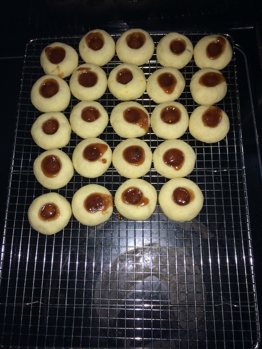 Dreizen89's tweet photo. Almond Shortbread with Strawberry Jam #FoodPorn2017 https://t.co/pHvs50WGMJ