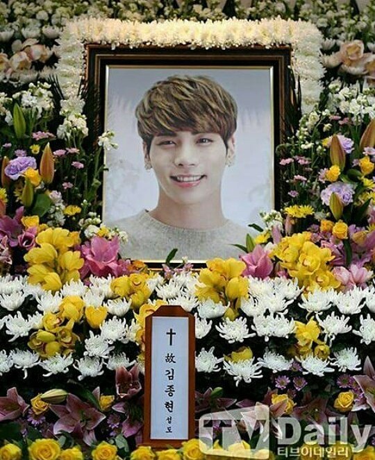 pcy_yeojachingu's tweet photo. Jonghyun oppa andwaeeee😭😭😭😭😭😭 

#RIPJONGHYUN 
#RIPJONGHYUNSHINEE 
#KEEPSTRONGSHINEE 
#KEEPSTRONGSHAWOL
#ROSESFORJONGHYUN https://t.co/UuGrNOyL8P