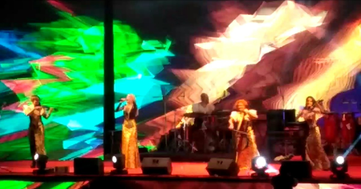 TheClubSRK's tweet photo. International Band #SilverStrings performed Two @iamsrk songs in World Orange Festival. #Gerua & #Radha
Video - https://t.co/3cUmyVxRrY
@SilverStrings_ https://t.co/sSUl8c9bdk