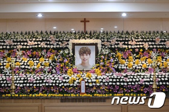 yeumiik's tweet photo. You will be missed, Kim Jonghyun sunbaenim. Rest in Peace. We miss you, we love you so much. ❤️

1990-04-08
2017-12-18
#RosesForJonghyun #RestinPeaceJonghyun #StayStrongShawols https://t.co/78b8he31BW